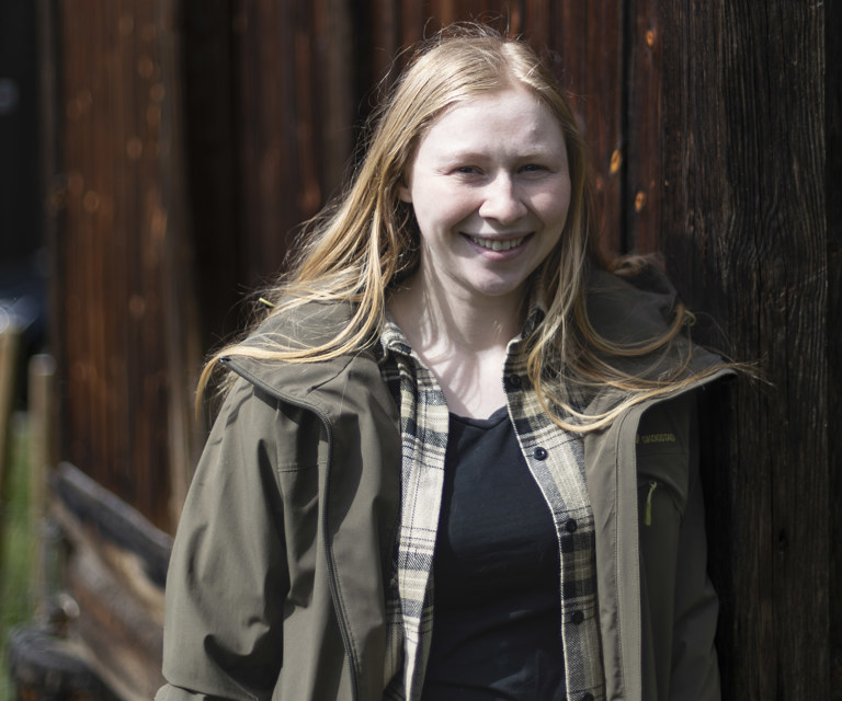 Guro Venhaug Løvdokken (22) er utdannet tømrer og jobber i bygningsvernavdelingen ved Hardanger fartøyvernsenter – med fagskole som neste mål. Foto: Marlen L Hagen, Bygg og Bevar.