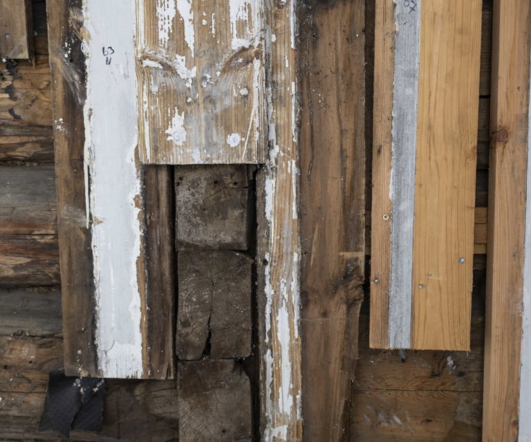 Mange paneler som ser slitte ut, har fortsatt lang levetid. Selv om overflaten er værbitt eller malingen flasser, er treverket ofte fullt brukbart. Foto: Bygg og Bevar