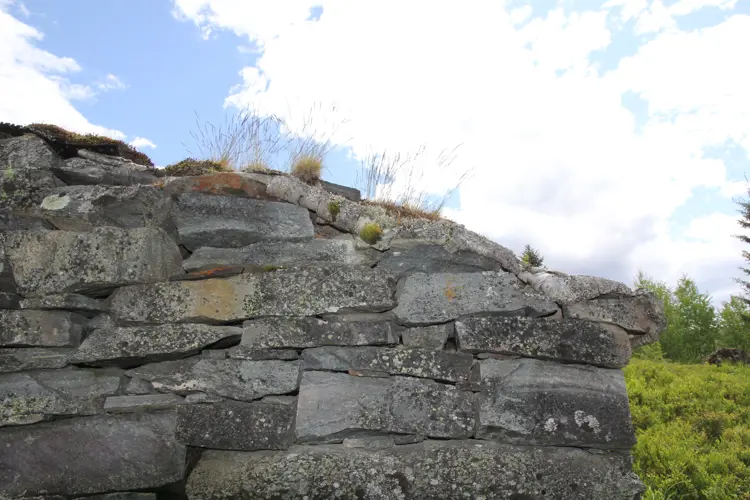 Detalj-fra-et-steingjerde-hvor-kiler-av-smaastein-er-synlige.-Foto:-Bygg-og-Bevar