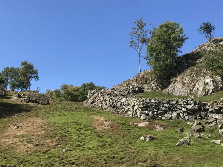 Kulturlandskap-paa-Fitjar-med-steingjerder.-Foto:-Bygg-og-Bevar