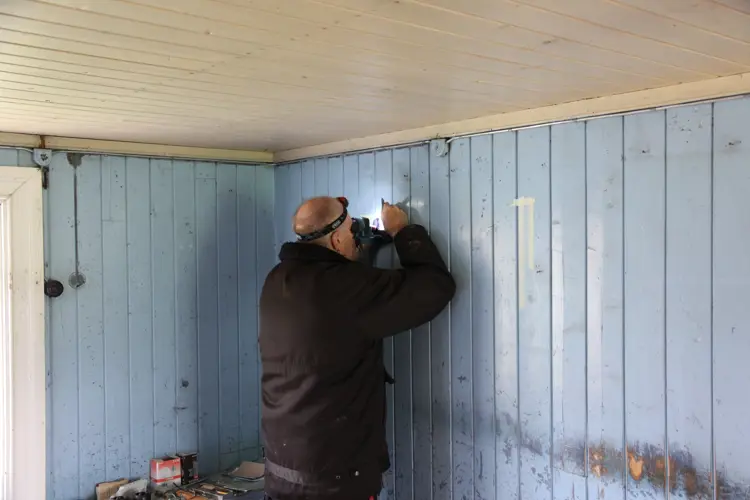 Fargeundersoekelser-med-konservator-Jon Braenne.-Foto:-Bygg-og-Bevar.