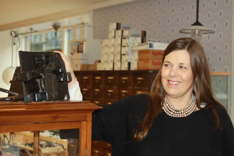 Torill Løvstad som eier og driver bygningsvernbutikken Molo as: Foto Molo as