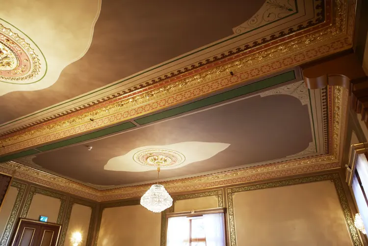 Horten-sjoemilitaere-samfund-med-limfarge-i-himling.-Foto:-Alliero