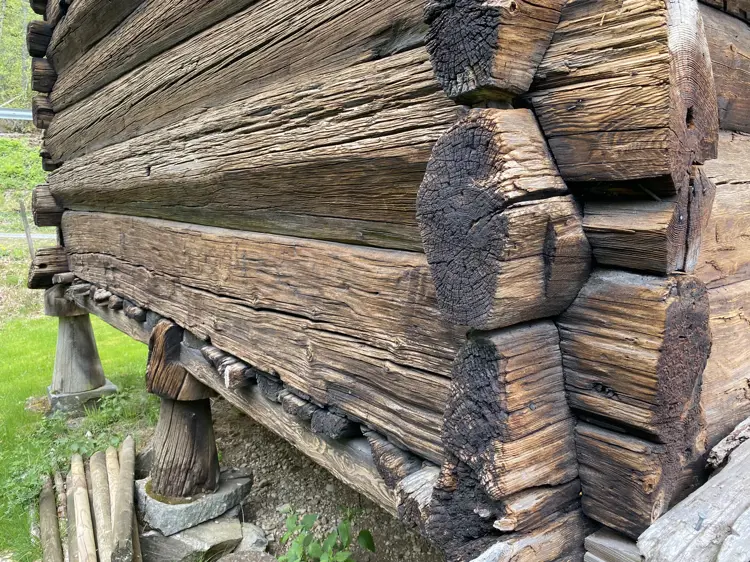 Detalj-av-Guggedalsloftet-paa-Kolbeinstveit-Foto-Bygg-og-Bevar