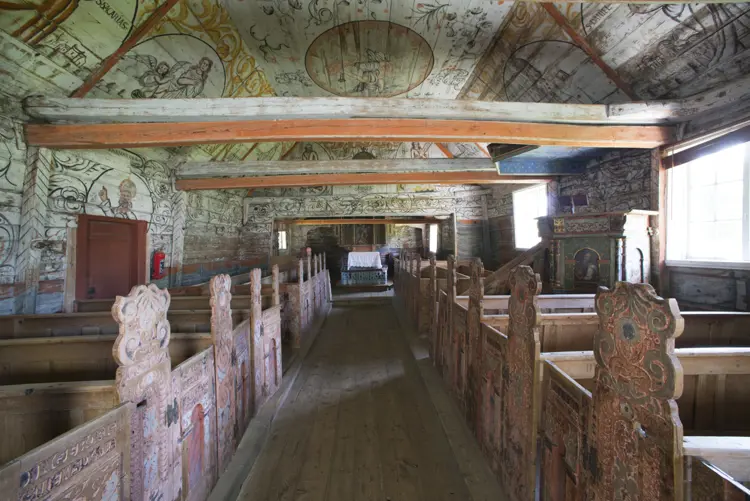 Interioer-i-Aadal-gamle-kirke.-Foto:-Terje-Tveit,-Arkeologisk-Museum-Universitetet-i-Oslo