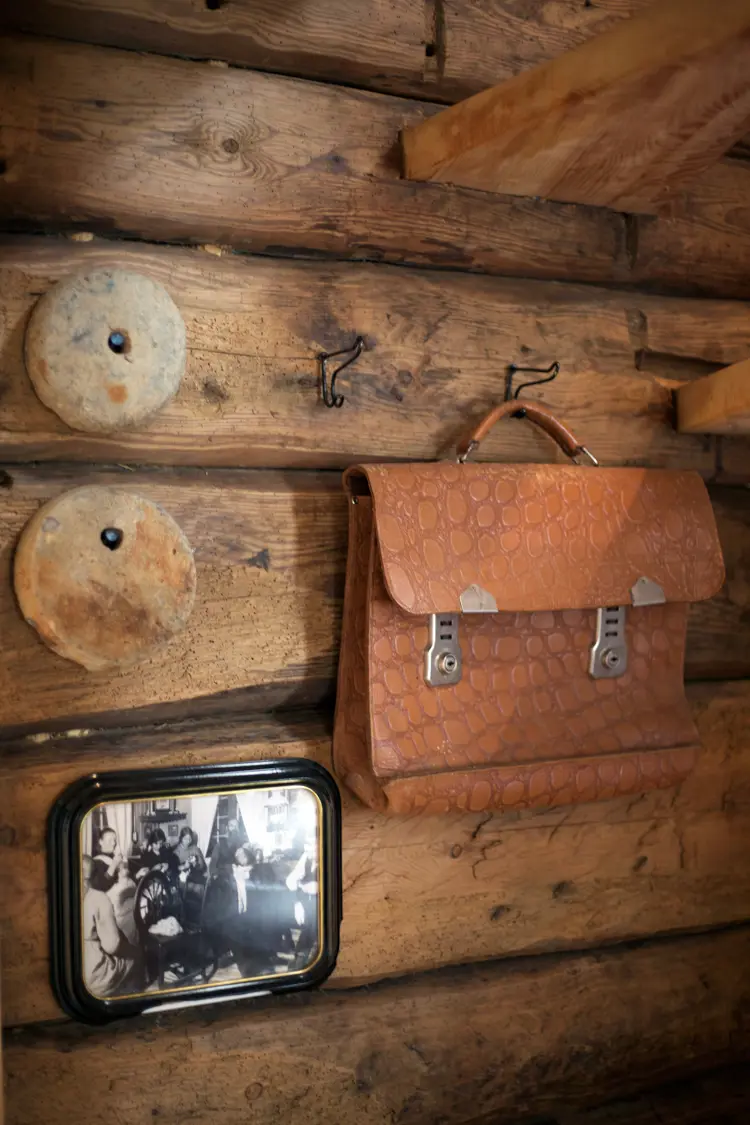 laftevegg med arbeidsveske