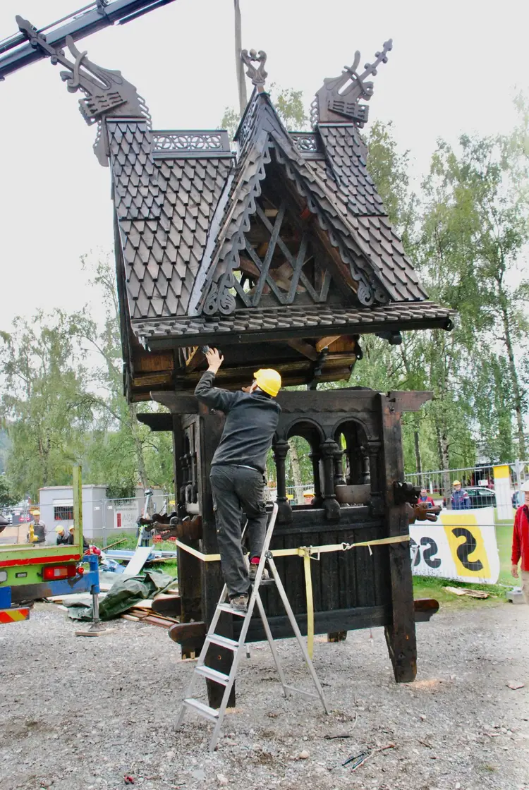 toppen settes opp igjen