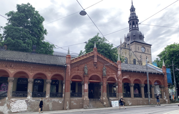 Kirkeristen ligger mellom Karl Johansgate og Grensen i Oslo, rett bak domkirken. I basaren var det 24 slakterbuer. I dag er det butikker og serveringssteder i den karakteristiske bygningen.  Foto: Camilla Sandem Dhelie