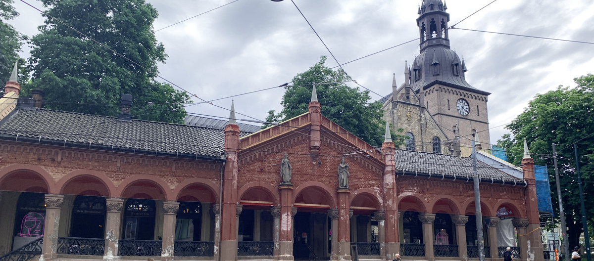 Kirkeristen ligger mellom Karl Johansgate og Grensen i Oslo, rett bak domkirken. I basaren var det 24 slakterbuer. I dag er det butikker og serveringssteder i den karakteristiske bygningen.  Foto: Camilla Sandem Dhelie