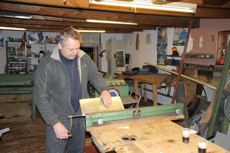 Blikkenslagermester Lars Eriksen bak vulstemaskinen. Foto: Christer Stenby