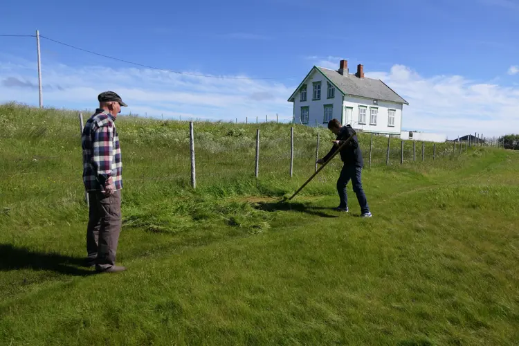 Bilde Terje Helgesen (1935 2020) Var En Viktig Informant I Arbeidet Med Kulturarven På Røst. Her Er Det Direktør I Kulturminnefondet Simen Bjørgen Som Porøver Ut Terje Sitt Hjemmelagede Orve.