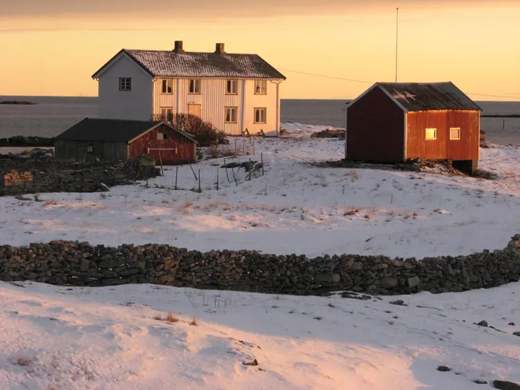 Det Er Et Mangfold Av Kulturminner På Røst. Her Fra Brygga, Røst Sitt Tusenårssted. Røst Kommune Er Samarbeidskommune Med Norsk Kulturarv
