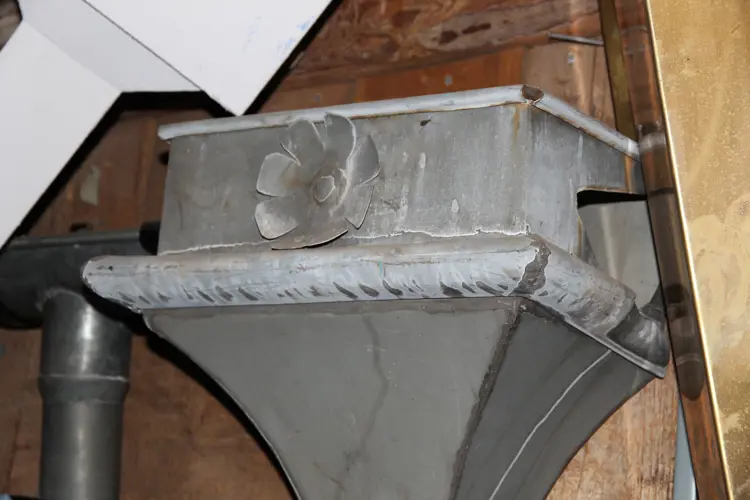 Kum med blomsterdekor i sink. Foto: Christer Stenby 