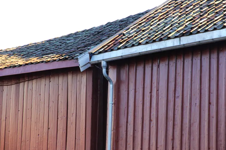 Takrenner og nedløp i sink på eldre uthus. Foto: Christer Stenby 