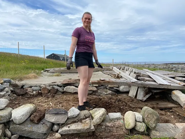 Bilde Ella Graver I Utedoen