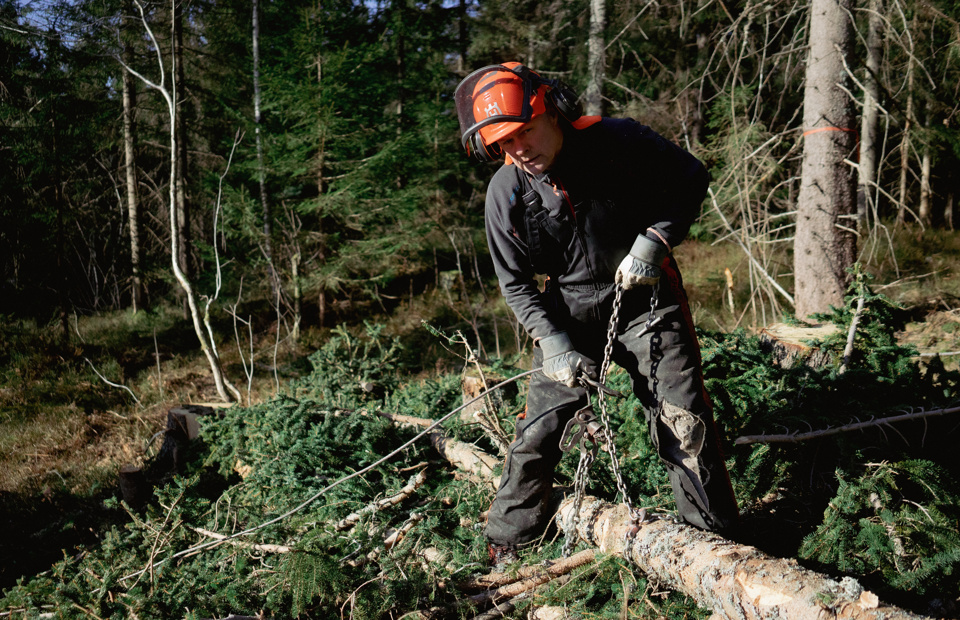 Kjetting-og-vaier-som-brukes-ved-lunning.-Foto:-Bygg-og-Bevar