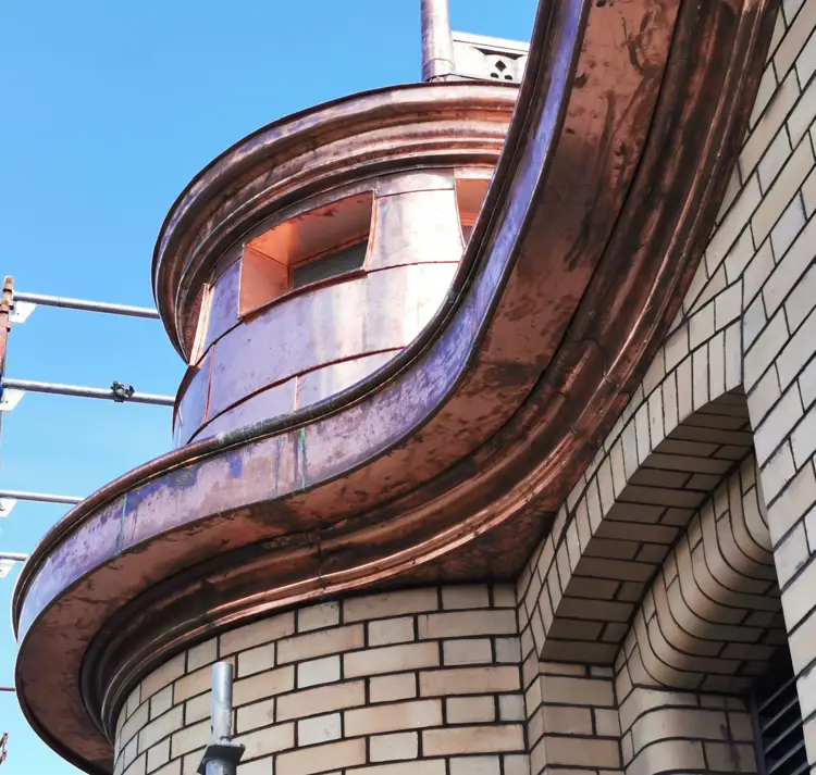 En av de kompliserte detaljene som måtte gjøres i verkstedet. En buet vannrenne med profiler og en stor vulst i topp. Foto: Karlsen og Nordseth as