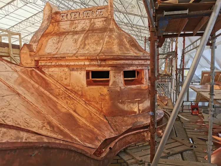 Bygningen har to arker som er kledd med kobber. Taket er tekket med skiver, som er den tradisjonelle tekkeformen med metallplater. Foto: Karlsen og Nordseth as.