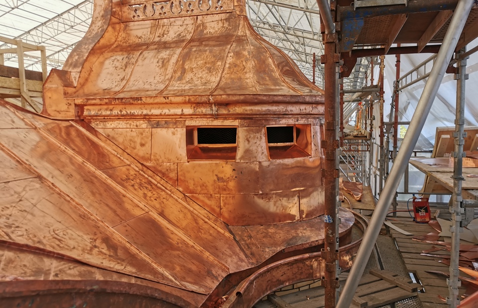 Bygningen har to arker som er kledd med kobber. Taket er tekket med skiver, som er den tradisjonelle tekkeformen med metallplater. Foto: Karlsen og Nordseth as.