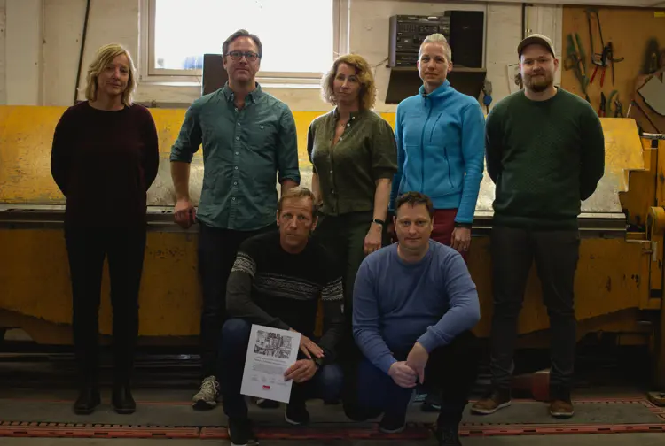 Et lite utvalg av de ansatte i bedriften, med diplomet som vitnesbyrd over Bygg og Bevarprisen 2021. Foto: Bygg og Bevar