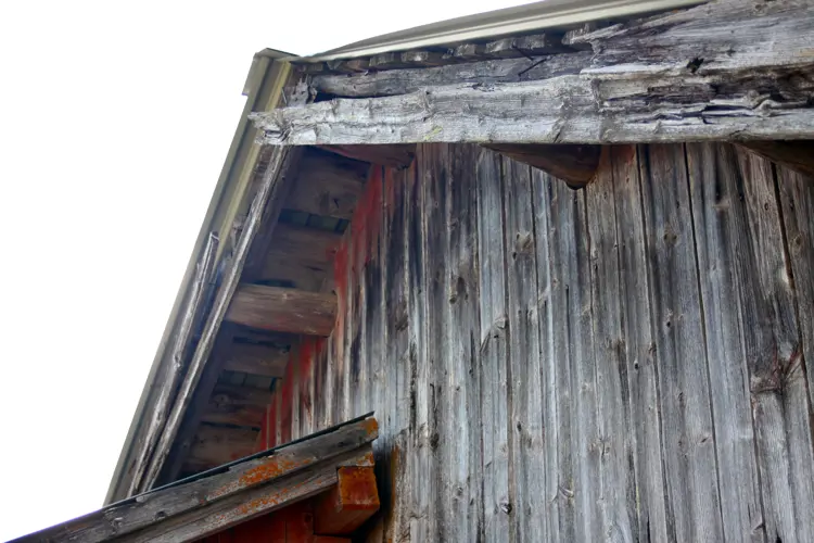 Under-gavelen-kan-man-fortsatt-se-rester-etter-komposisjonsmaling.-Foto:-Bygg-og-Bevar