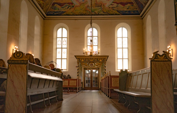 Kirkene har ikke bare verdifulle eksteriører. Innendørs er mange kirker rikt utsmykket og har behov for fagkompetanse på en rekke området. Her et utsnitt fra interiøret i Oslo Domkirke som sto ferdig i 1697. Foto: Bygg og Bevar