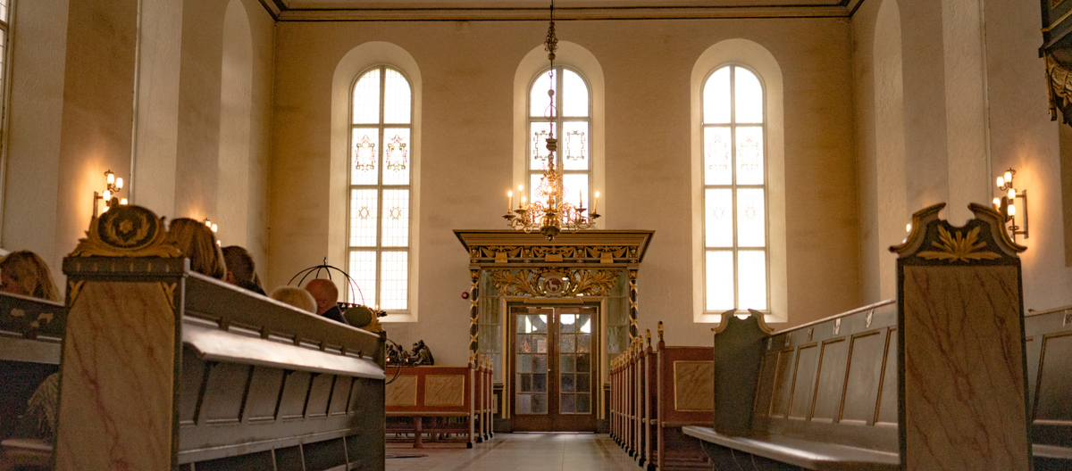 Kirkene har ikke bare verdifulle eksteriører. Innendørs er mange kirker rikt utsmykket og har behov for fagkompetanse på en rekke området. Her et utsnitt fra interiøret i Oslo Domkirke som sto ferdig i 1697. Foto: Bygg og Bevar