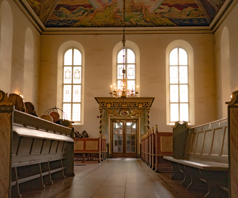 Kirkene har ikke bare verdifulle eksteriører. Innendørs er mange kirker rikt utsmykket og har behov for fagkompetanse på en rekke området. Her et utsnitt fra interiøret i Oslo Domkirke som sto ferdig i 1697. Foto: Bygg og Bevar