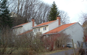 Rekkehus fra 1950-årene i lett bindingsverk, uten isolasjon i bindingsverkshulrommet. Foto: Marte Boro