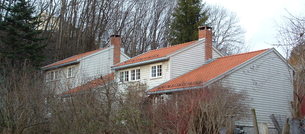 Rekkehus fra 1950-årene i lett bindingsverk, uten isolasjon i bindingsverkshulrommet. Foto: Marte Boro