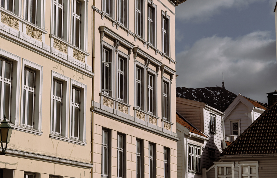 Bygaarder-i-Bergen-med-Ulrikken-i-bakgrunn-Foto-Bygg-Og-Bevar