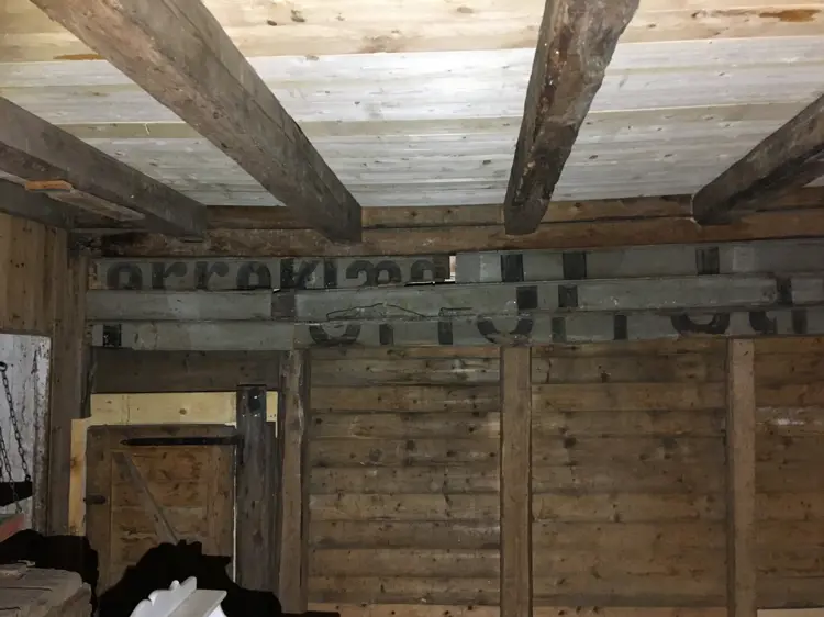 Gammel Kledning Med Reklame