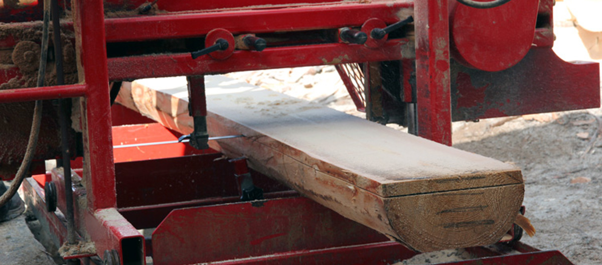 Kantskårne bord under produksjon. Foto Christer Stenby