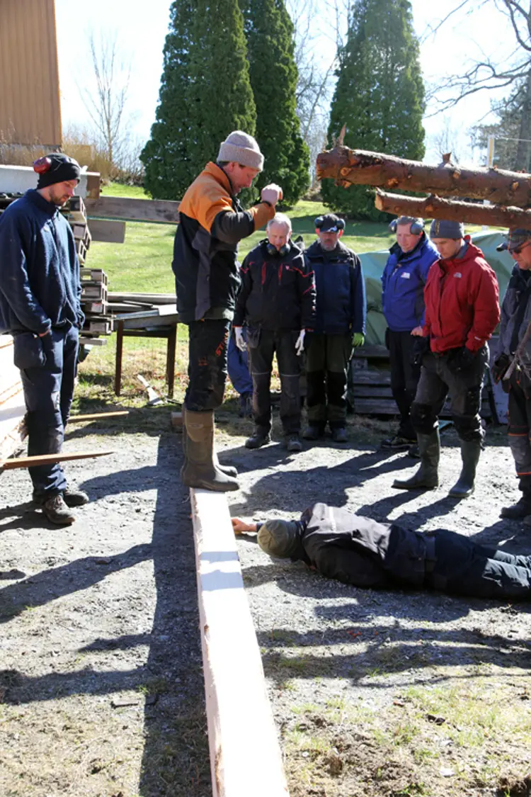 Svikter bjelken under Steinar Moldal? Karen på bakken er ikke flat i nesegrus beundring - han holder tommestokken for å sjekke svikta. Foto: Christer Stenby