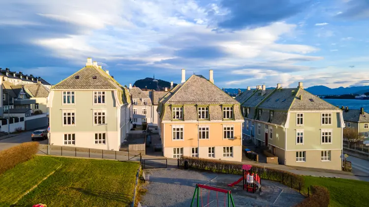 Stian Wiik, Viti Steinvågvegen 51 Og Ivar Aasens Gate 48, Ålesund