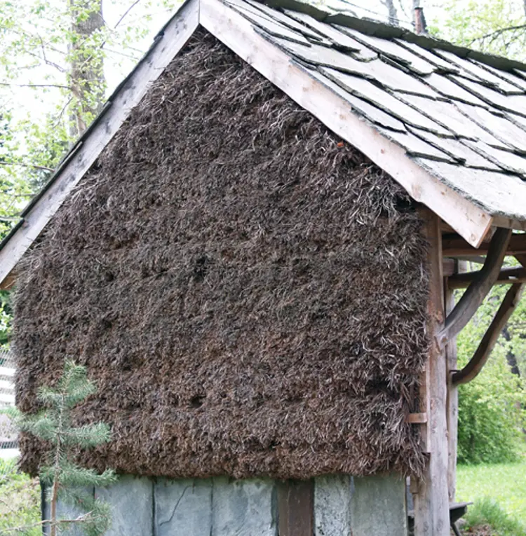 Brakekledning, einerris satt i ramme. Her på løe i grindkonstruksjon.