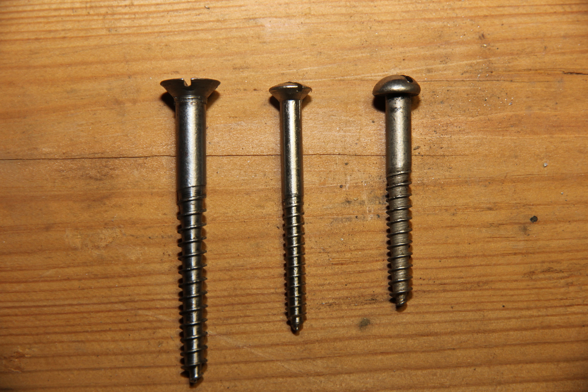 Fra venstre ser vi en senkehodeskrue, i midten en linsehodeskrue og deretter en skrue med rundt hode. Disse skruene er delgjenget. Det vil si at den øvre delen ikke har gjenger! Foto: Bygg og Bevar
