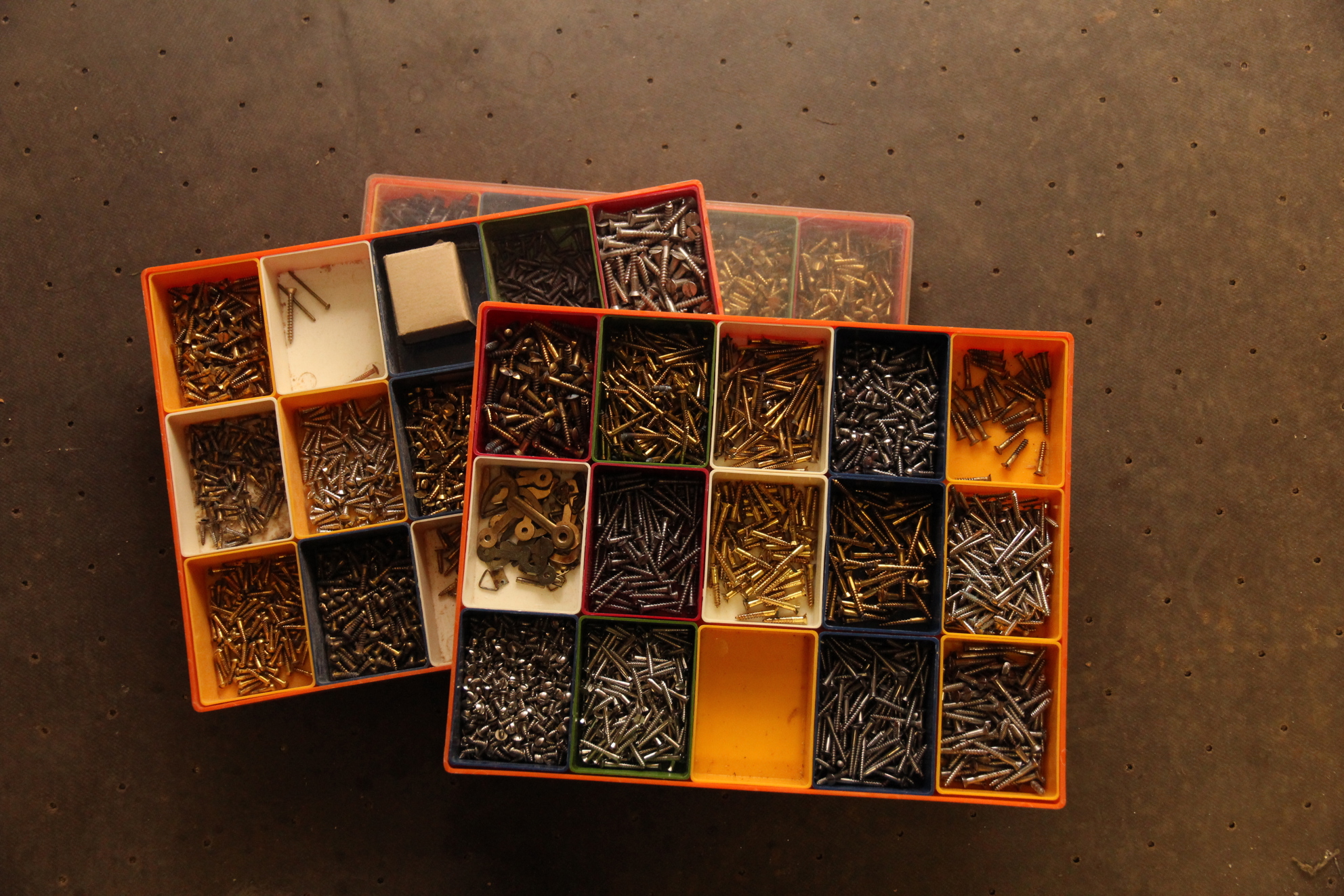 Sorter skruene! Det er ikke galskap å sette seg ned å sortere en ansamling av skruer. Det er smart. Da slipper du nemlig å lete etter en skrue som ikke finnes. Bruk en boks for fiskekroker, syltetøyglass om du foretrekker det eller en gammel settekasse. Foto: Bygg og Bevar