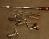 Ulike-typer-verktoey-som-brukes-paa-skruer-med-flate-spor.-Foto:-Bygg-og-Bevar (1)