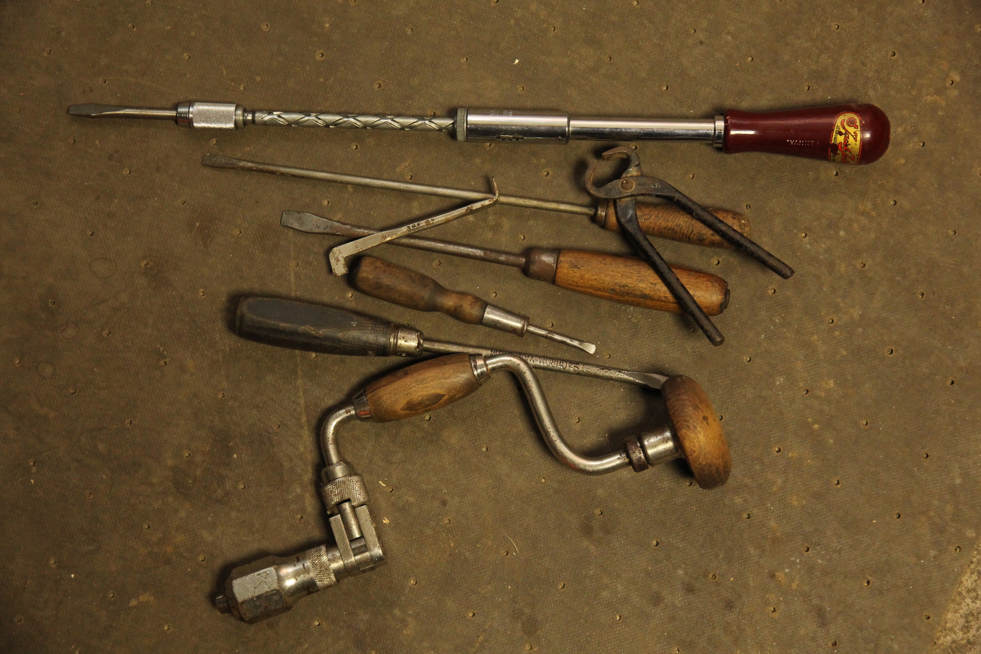 Et utvalg utstyr som kan være godt å ha. Borvinden kan spare håndledd, det gjør også pumpeskrutrekkeren øverst på bildet. Skrutrekkere med trehåndtak er triveligere enn de med håndtak av plast. Foto: Bygg og Bevar