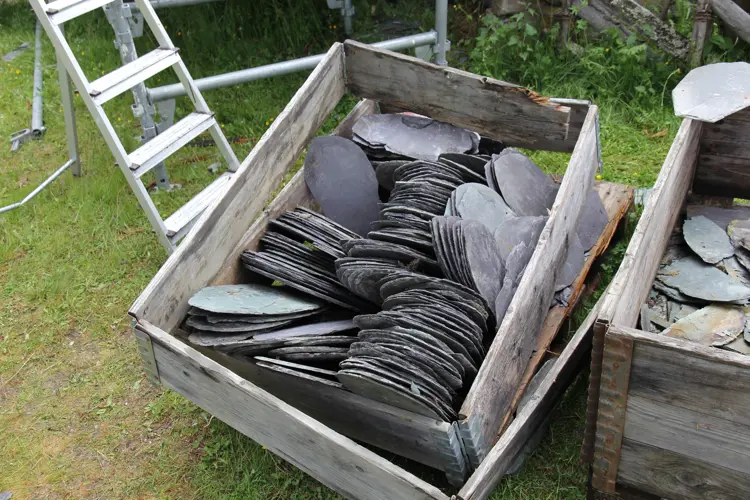 Sorteringen av hellene er en viktig del av forarbeidet. Foto: Bygg og Bevar