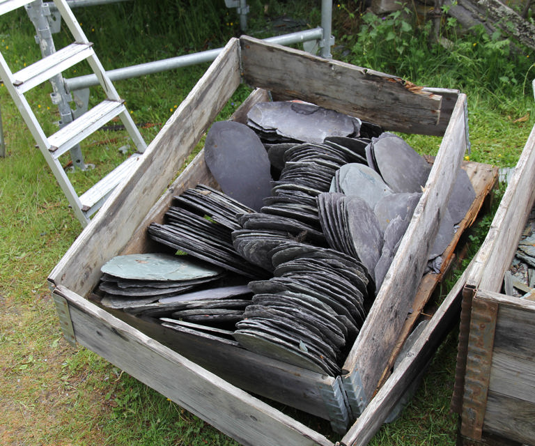 Sorteringen av hellene er en viktig del av forarbeidet. Foto: Bygg og Bevar