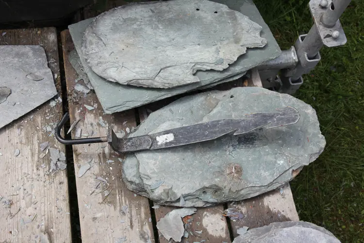 Flattjern-for-fjerning-av-spiker-under-skifersteinen.-Foto:-Bygg-og-Bevar