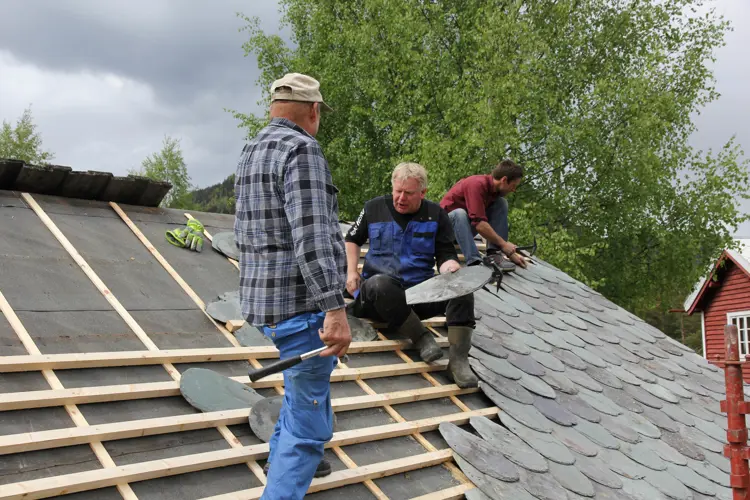 De tykkeste lappene legges nederst, for å tåle snøvekt og mer slitasje. Opp mot mønet legges de tynnere hellene. Foto: Bygg og Bevar