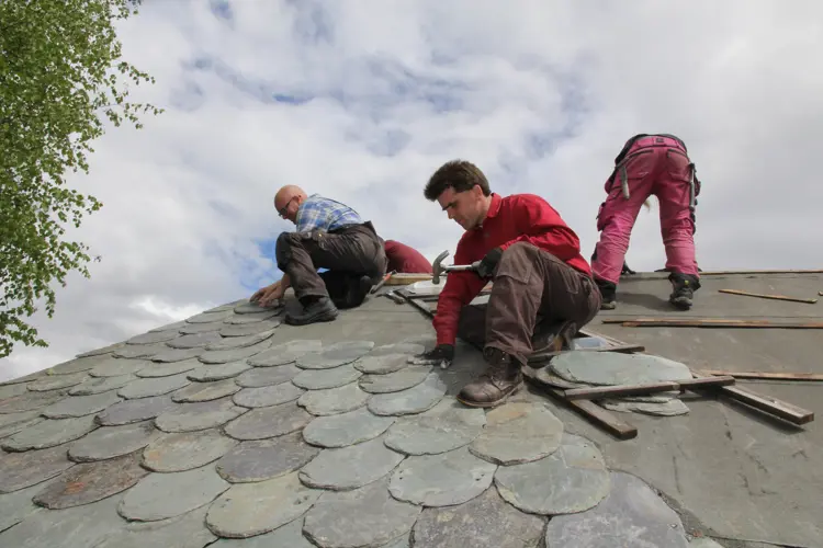 På noen dager får taket den tradisjonelle tekkingen tilbake på plass. Og viktig kunnskap videreføres. Foto: Bygg og Bevar