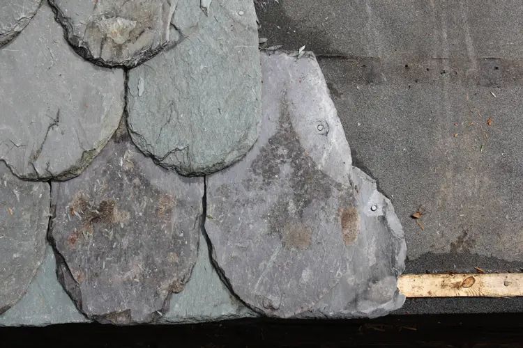 Spikeren-skjules-under-skiferen.-Foto:-Bygg-og-Bevar