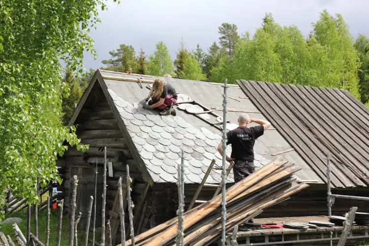 Tradisjonelt-er-skiferen-lagt-rett-paa-taktroen.-Foto:-Bygg-og-Bevar