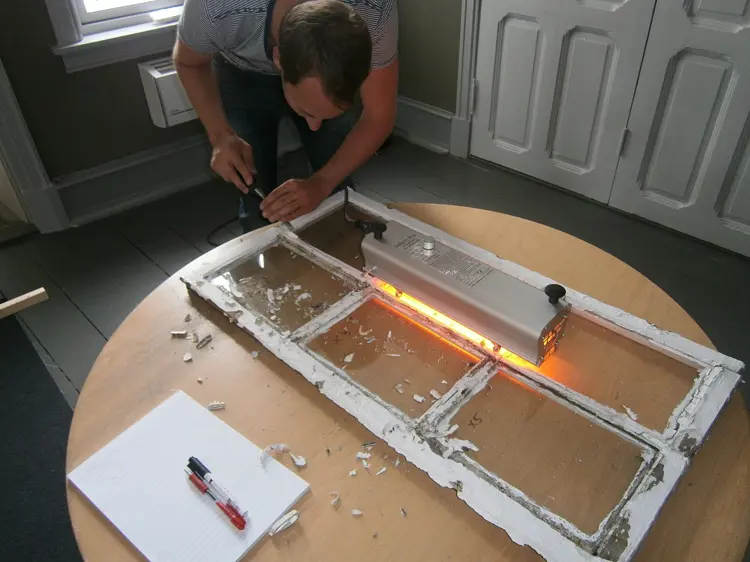 Med en Speadheater varmes den gamle malingen og kittet til en myk gummikonsistens som lettere lar seg skrape av. Foto: Byggeskikksenteret 