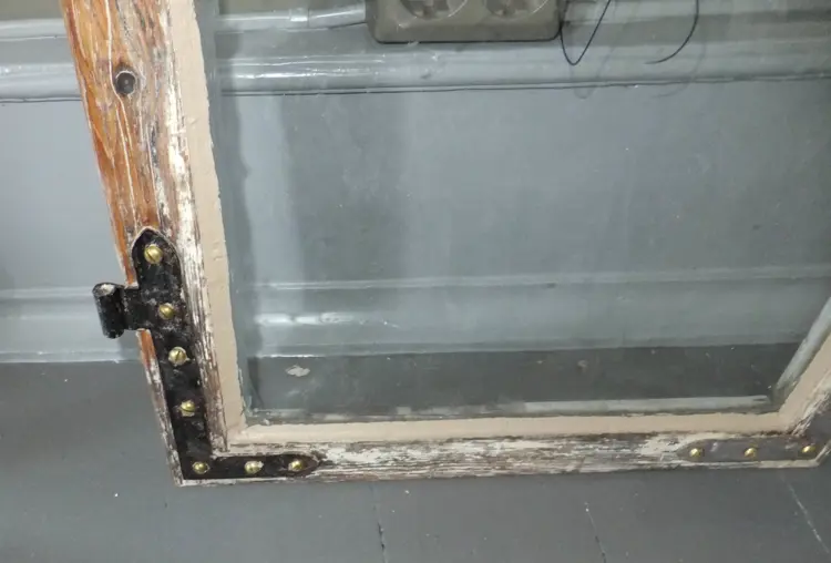 Remontering av beslag. Her er samme beslag satt tilbake etter rens. Montert med nye messingskruer. Foto: Byggeskikksenteret