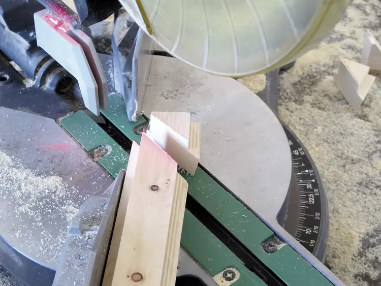 3 Bitene kappes til i 45 grader. D ette er en mye enklere løsning enn å sette sammen hjørnene med not og fjær. Foto: Norske Hjem